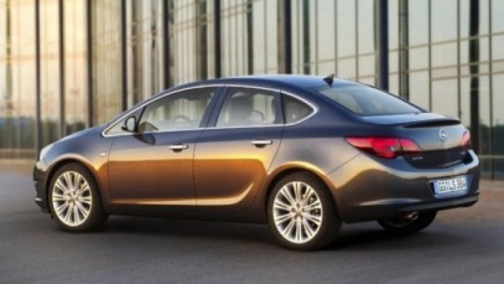 Opel Astra este de acum şi sedan